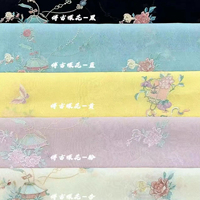 Tissu brodé 100% polyester respirant et doux pour la peau, idéal pour diverses utilisations décoratives.