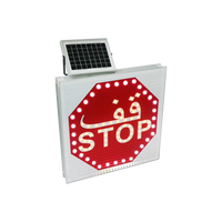 Panneaux de signalisation routière de sécurité, panneaux d'avertissement de stop à lumière clignotante LED, panneaux de signalisation routière à haute visibilité alimentés par énergie solaire