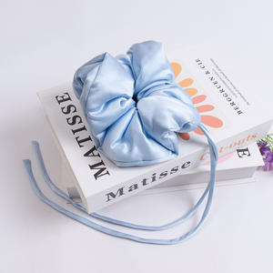 ที่คาดผมไหมแท้ประดับริบบิ้น ที่รัดผมไหมสั่งทำสีพื้น เกรด 6A ไหมหม่อนแท้ พร้อมป้ายปักลาย - Product Image 3