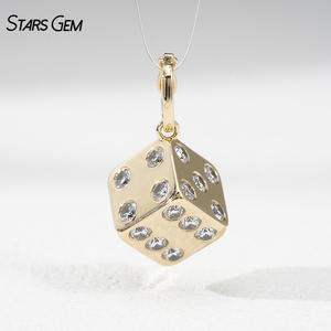 Pendentif dés porte-bonheur en or jaune 10K avec diamant de laboratoire 1,75 ct TCW - Product Image 1