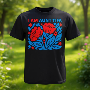 Camiseta floral I Am Aunt Tifa para mujer, diseño de cuello redondo negro - Product Image 3
