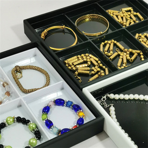 Plateau à bijoux pour l'organisation et le présentation sur comptoir, avec coussinets pour bagues, boucles d'oreilles, bracelets et petits pendentifs - Product Image 6