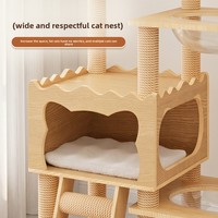 Arbre à chat en bois massif au design épuré avec lit et bureau pour chat, conception peu encombrante pour la maison, griffoir et jouets confortables de type capsule
