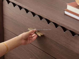 <span class=keywords><strong>Larry</strong></span> Style <span class=keywords><strong>6</strong></span>-Schubladen-Kommode aus Massivholz mit Wellenkante und Messinggriffen für Wohnzimmer-Aufbewahrung - Product Image 2