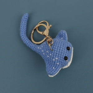 Gehäkelter Mantarochen-Schlüsselanhänger, handgemachtes Amigurumi, niedlich mit Perlenaugen und Rouge-Effekt, für Meereslebewesen-Geschenk, Anhänger, Charm - Product Image 1