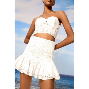 Ensemble avec corset et jupe en coton brodé pour femme - Product Image 1