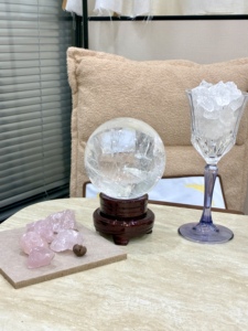 Grande Sfera di Cristallo di Quarzo Naturale Trasparente da 120mm con Inclusioni Arcobaleno, Pietra Curativa per Feng Shui e Arredamento Casa, 2kg - Product Image 6
