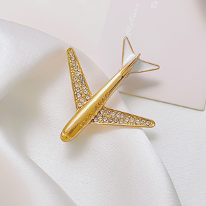 Broche de solapa con diseño de avión 3D chapado en oro, recuerdo de aerolínea, para bodas y compromisos, de Diamond Craft - Product Image 4