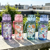 Bouteilles d'eau en plastique à motifs de dessins animés, plusieurs couleurs au choix, avec corde portable, adaptées aux enfants