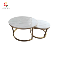 Ensemble de tables basses gigognes modernes et élégantes, plateau en marbre blanc avec structure en métal doré, tables rondes empilables pour café, restaurant