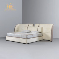 Nouvelle arrivée Tête de lit incurvée en cuir beige Boîte haute Lit contemporain Meubles de chambre au design de luxe avec banc