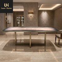 Ensemble de table à manger moderne et luxueuse pour restaurant, plateau en marbre noir, base en métal