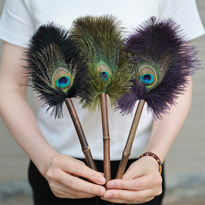 Boho Chic Peacock Duster Petit balai à plumes naturelles de 28cm avec manche en bois et bambou Pendentif prêt pour cadeau - Product Image 3
