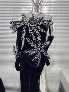 Abito da sera moderno in velluto nero per performance, nuovo modello transfrontaliero per sito indipendente, con spalle scoperte e dettagli tridimensionali a vita impero - Product Image 4