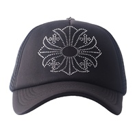 Gorra Trucker de 5 Paneles Personalizable con Diseño de Diamantes en Forma de Cruz y Malla Negra
