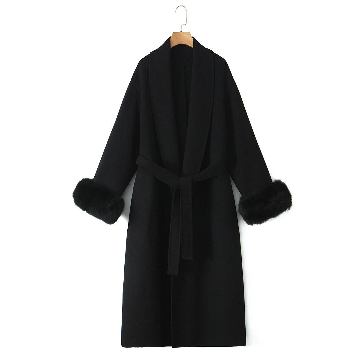 เสื้อโค้ทขนสัตว์สีดำ