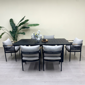 Ensemble de salle à manger d'extérieur moderne pour six personnes avec structure en métal noir, dossier en rotin et coussins gris clair, mobilier de jardin - Product Image 1