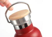 Bouteille d'eau isolée personnalisée en acier inoxydable de vente chaude cantine de sport personnalisée avec couvercle en bambou en vrac