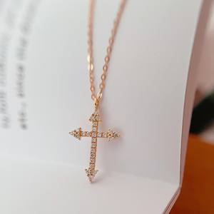 Collar con colgante de Cruz de diamante brillante de oro de 18 quilates de lujo para mujer Aniversario de Navidad y San Valentín - Product Image 1