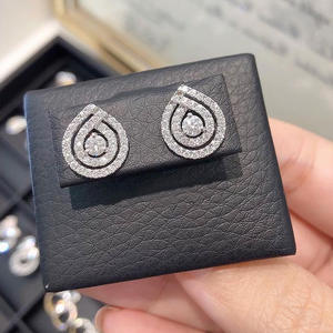 Orecchini a Perno E1707 in Oro Bianco con Diamanti, Forma a Goccia, Taglio Brillante Rotondo, Montatura Circolare, Gioielli Classici da Donna - Product Image 3