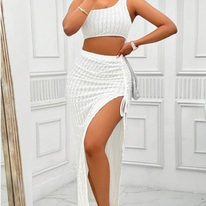 Nouvel Arrivage : Ensemble Élégant d'Été pour Femme – Haut Sans Manches à Épaules Dénudées et Short Décontracté Fendu en Tissu Tricoté Couleur Unie - Product Image 1