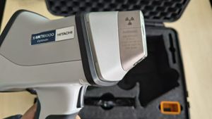 Hitachi-Espectrómetro de aleación de metal portátil, analizador XRF de mano de alta precisión para análisis rápido de metales XRF, 8000, - Product Image 2