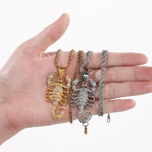 Colgante Hip Hop Insecto Chapado en Oro 18K con Circonita Cúbica, Cadena de Eslabones, Joyería de Acero Inoxidable Resistente al Agua y al Deslustre - Product Image 3