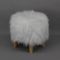 Pouf ottoman moderne personnalisé en fausse fourrure avec pieds en bois, confortable pour le salon