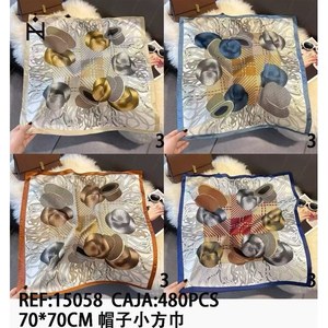 Sciarpa quadrata in seta stampata 70x70cm, accessorio moda per donna - Product Image 3