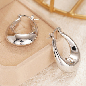 Orecchini a Goccia a Forma di U per Donne, Design Elegante e Minimalista, Gioielli alla Moda - Product Image 3