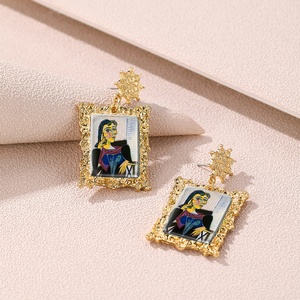 Orecchini retrò <span class=keywords><strong>con</strong></span> montatura dorata e disegni astratti a forma di lacrima, raffiguranti una <span class=keywords><strong>donna</strong></span> altamente emotiva in un famoso dipinto. - Product Image 4