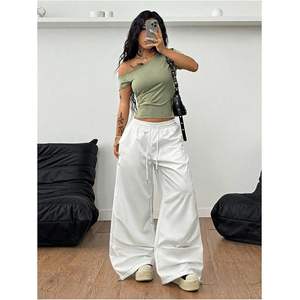 เสื้อครอปท็อปผู้หญิงแบบเปิดไหล่ แขนสั้น ทรงเข้ารูป ผ้าถัก สไตล์ Y2K แบบไม่สมมาตร - Product Image 2