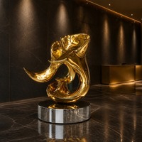 Sculpture abstraite dorée en résine polie, forme organique, statue durable pour commande en gros, décoration commerciale pour hall d'hôtel