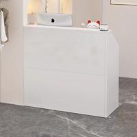 Comptoir de réception blanc, simple et moderne, pour petite boutique de proximité