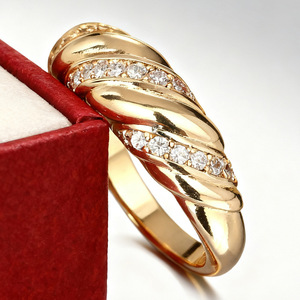 Anello con Design a Corda Intrecciata, Stile Texturizzato per Donne - Product Image 5