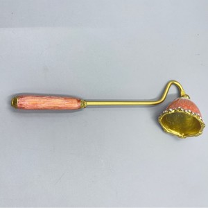 أداة إطفاء شموع السبت ذات المقبض الطويل مصممة للسلامة والسهولة خلال الاحتفالات الدينية - Product Image 4