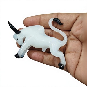 Figurine de taureau en verre artisanal, sculpture animale sculptée, blanche avec cornes et sabots noirs, pièce d'art décorative - Product Image 1