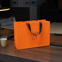 Sac en papier kraft de luxe avec poignée, imprimé sur mesure avec logo de marque, pour la promotion de vêtements et la vente au détail, biodégradable et résistant