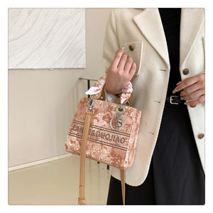 กระเป๋าถือผู้หญิงหนัง PU หรูหรา ปี 2024 ดีไซน์พู่ปักลายแฟชั่น คุณภาพสูง กันน้ำ สายสะพายเดี่ยว ใช้ได้ทุกวัน - Product Image 6