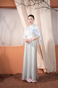 Robe Ao Dai en soie brodée vietnamienne moderne du Vietnam - Superposition d'épaule en mousseline transparente avec motif de rose KAD27 - Product Image 3