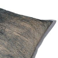 Coussin décoratif Emily Gold Brushed, bleu or, 100 % polyester velours, style moderne et luxueux pour salon, décoration intérieure.