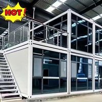 Maison modulaire préfabriquée à deux étages avec mur-rideau en verre et terrasse, bonne luminosité, idéale pour usage bureautique ou hôtelier
