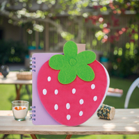 Mini cahier à spirale brodé en peluche fraise
