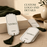 Étiquettes suspendues YINWO de forme personnalisée, impression de logo personnalisée, œillet à pompon, OEM ODM