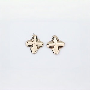 Boucles d'oreilles à fleurs pour femmes, boucles d'oreilles florales élégantes, bijoux raffinés - Product Image 3