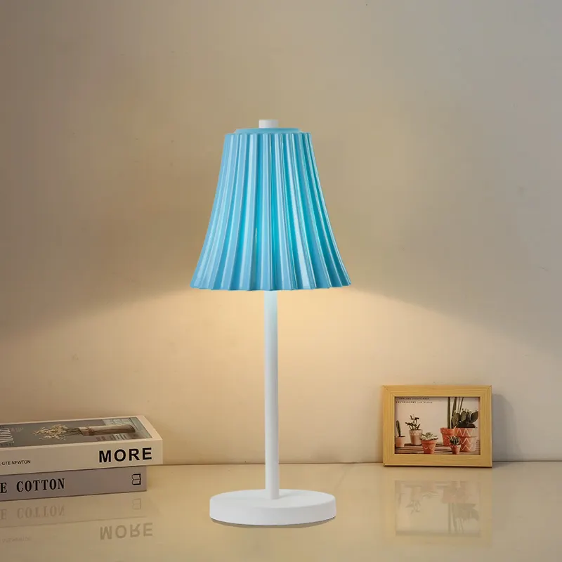 İskandinav yatak odası başucu lambası taşınabilir dekoratif led masa lambası basit modern başucu masa pilili masaüstü gece lambası