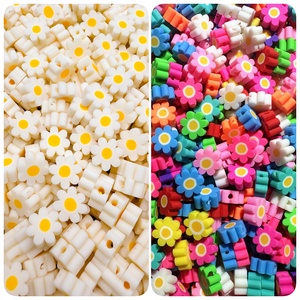 100 perles en céramique souple de chrysanthème, blanches et de couleurs mélangées aléatoires - Product Image 1