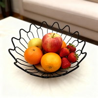 Panier à fruits DaS de style moderne en métal avec revêtement en poudre, en forme de fleur ondulée, avec base en bois pour le salon