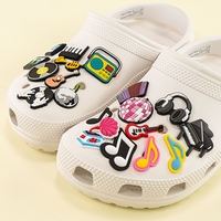 Nouveauté 2025 : Breloques de chaussures sur le thème de la musique, en PVC 2D, personnalisées, avec motifs Guitare rose, Piano, Disque vinyle, Alien, Casque audio et tête de chat, pour baskets