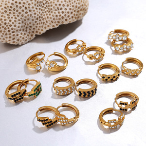 Boucles d'oreilles Huggie plaquées or 18 carats, serties de strass, géométriques, en alliage de zinc, pour femmes et filles - Product Image 1